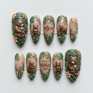 母の日おめでとうクマのプレスオンネイル | 3Dママ＆ベビーベアのナチュラルネイル | キュートな森のクマの花柄ネイル | お母さんへの心温まるギフトネイル