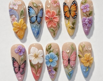Unhas postiças 3D com borboletas e flores, pintadas à mão, com tema de primavera, elegantes unhas de gel com flores de jardim, conjunto personalizado de nail art inspirada na natureza.