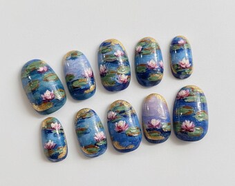 モネの睡蓮の池のプレスオンネイル | アーティスティックなブルーとゴールドのマニキュア | 手描きの印象派スイレンの花のネイルアートセット