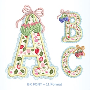 Op de afbeelding: Geborduurde letters A, B en C met een aardbeienthema. Elke letter is gevuld met een bloemen- en aardbeienpatroon, geel omlijnd en afgewerkt met blauw kant. De letters zijn versierd met strikken en aardbeien- of bessenaccenten.