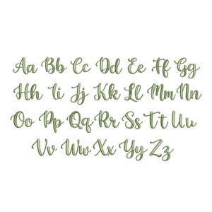 Op de afbeelding: Een alfabetset met hoofdletters en kleine letters van A tot Z in een saliegroen cursief lettertype. Elke letter wordt weergegeven in zowel de hoofdletter- als de kleine vorm, gerangschikt in vier rijen tegen een witte achtergrond.