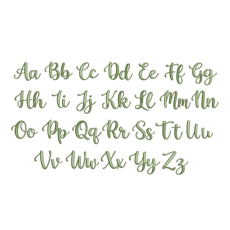 Op de afbeelding: Een alfabetset met hoofdletters en kleine letters van A tot Z in een saliegroen cursief lettertype. Elke letter wordt weergegeven in zowel de hoofdletter- als de kleine vorm, gerangschikt in vier rijen tegen een witte achtergrond.