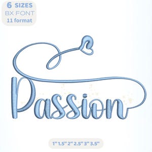 以下が含まれることがあります： 水色の刺繍デザインで、筆記体で「Passion」と書かれています。ハート型の装飾が施されています。「6 SIZES, BX FONT, 11 format」と書かれたテキストがあります。サイズは2.5cm、3.8cm、5cm、6.4cm、7.6cm、8.9cmです。