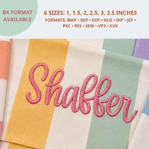 Può includere: Un disegno per ricamo con il nome Shaffer in corsivo rosa su uno sfondo a strisce verticali pastello gialle, bianche, verdi e viola. Il testo indica 6 dimensioni da 2,54 a 8,89 cm e formati: BX, BMP, DST, EXP, HUS, INF, JEF, PEC, PES, SEW, VP3, XXX.