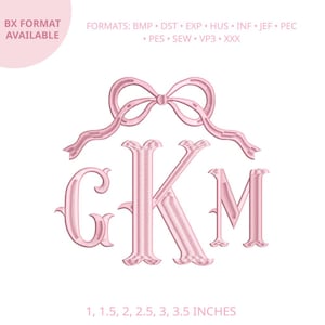 Puede incluir: Un diseño de bordado a máquina rosa claro con las letras GKM en una fuente con serifa, rematado con un lazo decorativo. El texto BX FORMAT AVAILABLE y una lista de formatos de archivo que incluyen BMP, DST, EXP, HUS, INF, JEF, PEC, PES, SEW, VP3, XXX son visibles, junto con los tamaños 1, 1.5, 2, 2.5, 3, 3.5 INCHES.