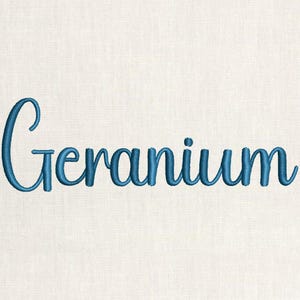 Puede incluir: La palabra "Geranium" bordada en escritura teal sobre una tela color crema. La escritura cursiva es elegante y fluida, con un ligero efecto de sombra. La tela tiene una apariencia sutil y texturizada.