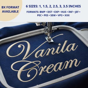 Puede incluir: Un bastidor de bordado con tela azul oscuro y el texto Vanilla Cream bordado en hilo color crema. El texto 6 SIZES: 1, 1.5, 2, 2.5, 3, 3.5 INCHES y FORMATS: BMP, DST, EXP, HUS, INF, JEF, PEC, PES, SEW, VP3, XXX, BX FORMAT AVAILABLE aparece.