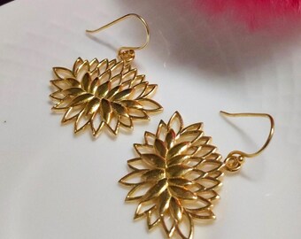 Pendientes de flor de loto dorada / Pendientes colgantes florales bohemios / Joyería llamativa inspirada en la naturaleza para mujer