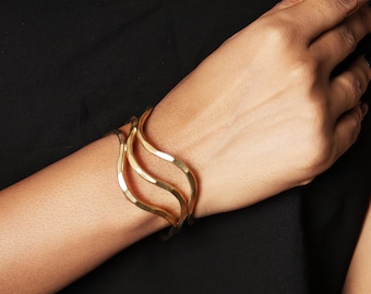 Gold Wave Cuff Bracelet – Modern Sculptural Statement Jewelry – Adjustable Chunky Bangle