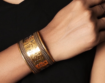 Brazalete ancho bohemio de latón hecho a mano con corte tribal