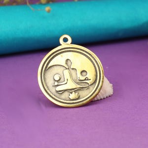 Colgante de yoga de latón hecho a mano / Joyería espiritual para meditación / Collar de atención plena / Amuleto de latón antiguo