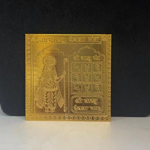 Może przedstawiać: Zestaw trzech ceramicznych misek w różnych rozmiarach. Miski mają nakrapiane, matowe wykończenie w odcieniach kremu, beżu i brązu. Największa miska ma średnicę około 20 cm.