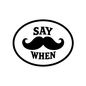 Puede incluir: Un gráfico ovalado en blanco y negro con un bigote estilizado y las palabras "SAY WHEN" en negrita y mayúsculas. El bigote tiene un diseño grueso y curvado, y el texto está centrado dentro del óvalo.