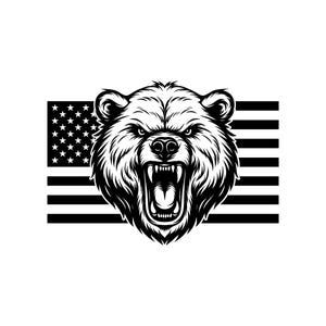 Può includere: Un'illustrazione grafica in bianco e nero che raffigura la testa di un orso ringhiante con la bocca aperta e i denti in vista. L'orso è posizionato davanti a un design stilizzato della bandiera americana con strisce e un campo di stelle.