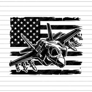 Könnte beinhalten: Schwarz-Weiß-Illustration eines Kampfflugzeugs mit Raketen, vor einem Hintergrund der zerrissenen amerikanischen Flagge. Das Flugzeug ist detailliert, mit sichtbaren Flügeln, Heck und Cockpit. Die Flagge zeigt Sterne und Streifen.