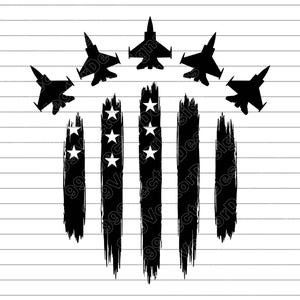 Könnte beinhalten: Schwarz-weiß Grafik mit fünf Kampfflugzeugen über einer stilisierten amerikanischen Flagge. Die Flagge hat schwarze Pinselstrichstreifen mit weißen Sternen. Das Design ist vor einem Hintergrund aus horizontalen weißen Linien angeordnet.