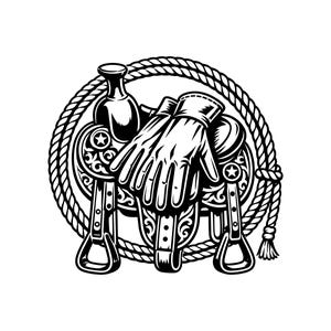 Peut inclure: Une illustration graphique en noir et blanc représentant une selle western avec des motifs floraux gravés et des conchos en forme d'étoile. Une paire de gants de travail en cuir repose sur la selle, entourée par une corde lasso enroulée.
