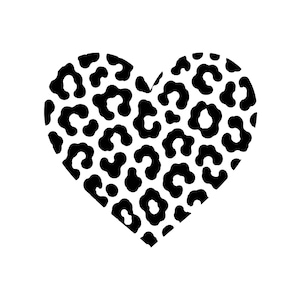 Op de afbeelding: Een zwart-wit hart met een luipaardprint. Het hart is gevuld met onregelmatige zwarte vlekken op een witte achtergrond. Het ontwerp is eenvoudig en opvallend, geschikt voor diverse toepassingen.
