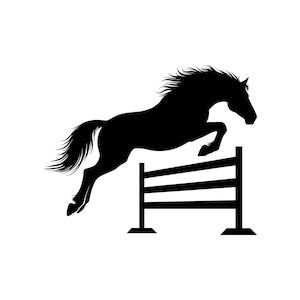 Op de afbeelding: Een zwarte silhouetgrafiek van een paard in de lucht, vastgelegd in de beweging van het springen over een horizontale hindernis. Het paard is afgebeeld met wapperende manen en staart, terwijl de hindernis bestaat uit twee verticale palen en drie balken.