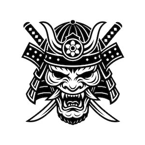 Puede incluir: Ilustración en blanco y negro de un casco de samurái con una expresión feroz. Dos espadas se cruzan detrás del casco. El casco presenta detalles intrincados, incluyendo un emblema floral y armadura protectora.