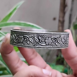 Blumen-Armreif aus oxidiertem Sterlingsilber: Handgravierte Boho-Armspange