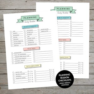 K&ouml;nnte beinhalten: Zwei druckbare Planungs-Checklisten in einem hellblauen und rosafarbenen Farbschema. Die Checklisten sind mit "Planungs-Tagescheckliste" betitelt und beinhalten Abschnitte f&uuml;r "meine Grundausstattung", "t&auml;gliche Aufgaben" und "t&auml;gliche Seiten/Artikel".
