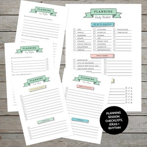 K&ouml;nnte beinhalten: Eine druckbare Planungs-Session-Checkliste mit Abschnitten f&uuml;r t&auml;gliche Aufgaben, Verbrauchsmaterialien, neue Ideen und Journaling-Aufforderungen. Die Checkliste ist mit handgezeichneten Illustrationen verziert und hat ein hellgr&uuml;nes und rosafarbenes Farbschema.
