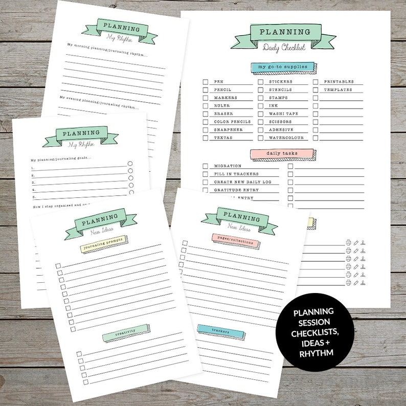 K&ouml;nnte beinhalten: Eine druckbare Planungs-Session-Checkliste mit Abschnitten f&uuml;r t&auml;gliche Aufgaben, Verbrauchsmaterialien, neue Ideen und Journaling-Aufforderungen. Die Checkliste ist mit handgezeichneten Illustrationen verziert und hat ein hellgr&uuml;nes und rosafarbenes Farbschema.