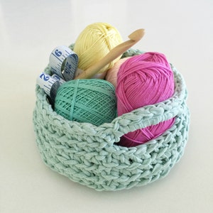 Crochet basket pattern / crochet pattern / basket pattern / chunky crochet basket / beginners crochet pattern / t shirt yarn pattern