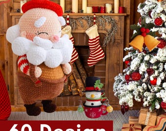 Op de afbeelding: Een gehaakte kerstmanfiguur met een rode hoed, witte baard en bruin lichaam. Een sneeuwmanvormige mok en een kerstboom zijn ook zichtbaar. De tekst "60 Design" staat onderaan. De scène roept een feestelijke sfeer op.