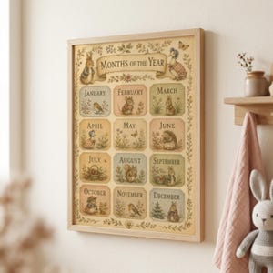 Puede incluir: Una lámina enmarcada titulada Months of the Year, que presenta doce secciones rectangulares con ilustraciones de animales y elementos estacionales para cada mes, incluyendo conejos, pájaros y ratones, en una paleta de colores suaves.