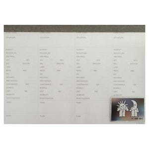 Peut inclure: Une feuille imprimée avec des termes médicaux et un autocollant holographique. L'autocollant représente un personnage soleil et lune se tenant la main, avec le texte "PI AND NOT". La feuille est divisée en colonnes.