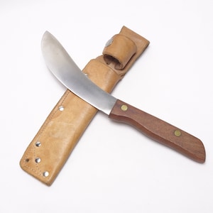 1950&#39;s Herter&#39;s Waseca Minn Forged High Carbon Stainless African Rosewood Handle Buffalo Skinner Fur Trade Hunting Knife & Leather Sheath