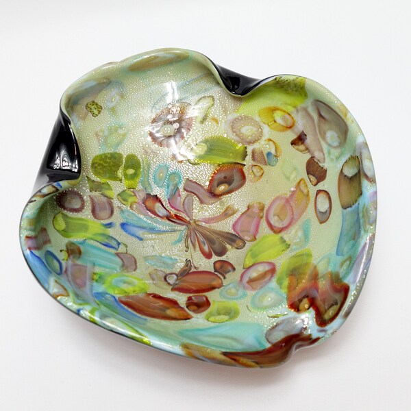 Fratelli Toso Murano Tutti Frutti Stile Arcobaleno Murrine Canna Foglia Argento Forma libera Ciotola in vetro artistico incamiciato degli anni '50