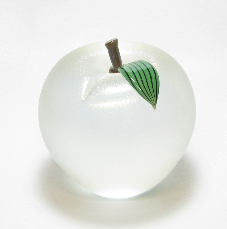 Vintage Orient and Flume Chico CA Hand Blown Iridescent White Large Art Glass Apple Paperweight Sculpture Signed MINT