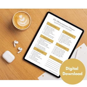 Może przedstawiać: Zestaw trzech ceramicznych kubków z nakrapianym, matowym wykończeniem. Kubki są w odcieniach kremu, jasnoszarym i ciemnoszarym. Każdy kubek ma prosty, minimalistyczny design, idealny do kawy lub herbaty.