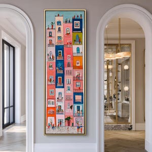 Op de afbeelding: Een verticaal schilderij van een gebouwgevel met meerdere verdiepingen, balkons en ramen. Het kunstwerk maakt gebruik van een palet van heldere kleuren, waaronder roze, blauw, oranje en groen. Kleine figuren van mensen zijn afgebeeld op de balkons en aan de voet van het gebouw.