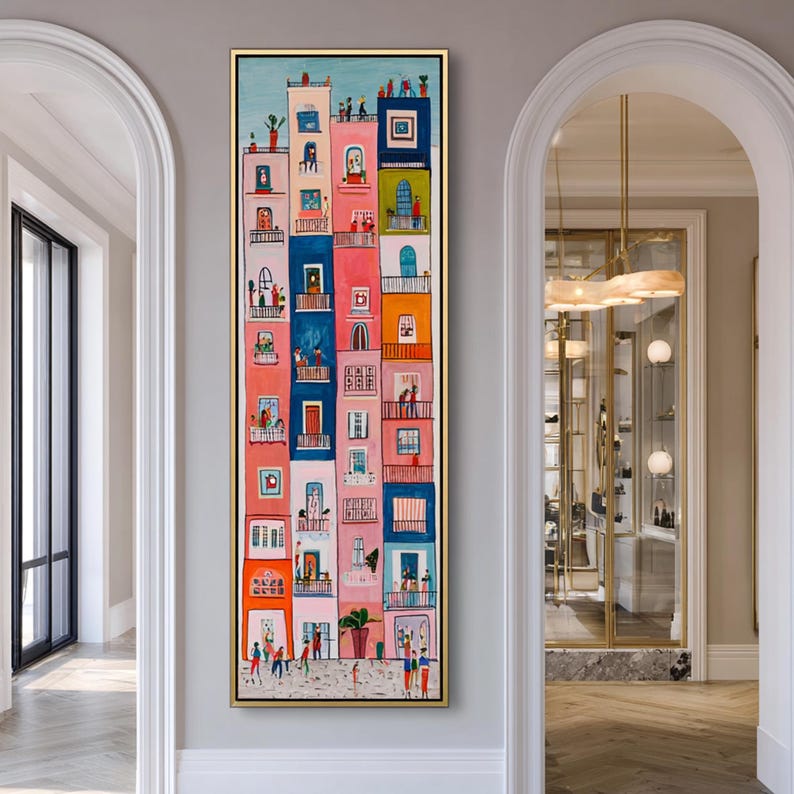 Op de afbeelding: Een verticaal schilderij van een gebouwgevel met meerdere verdiepingen, balkons en ramen. Het kunstwerk maakt gebruik van een palet van heldere kleuren, waaronder roze, blauw, oranje en groen. Kleine figuren van mensen zijn afgebeeld op de balkons en aan de voet van het gebouw.