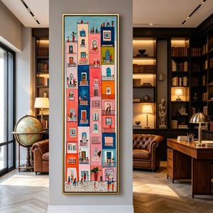 Op de afbeelding: Een kleurrijk verticaal schilderij van een stadsgezicht met gebouwen in roze, blauw, oranje en groen. Het kunstwerk toont mensen op balkons en op straatniveau, met een gouden lijst. De stijl is grillig en levendig, geschikt voor interieurdecoratie.