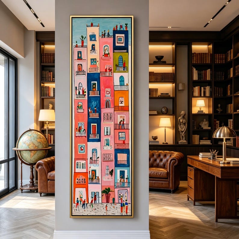 Op de afbeelding: Een kleurrijk verticaal schilderij van een stadsgezicht met gebouwen in roze, blauw, oranje en groen. Het kunstwerk toont mensen op balkons en op straatniveau, met een gouden lijst. De stijl is grillig en levendig, geschikt voor interieurdecoratie.