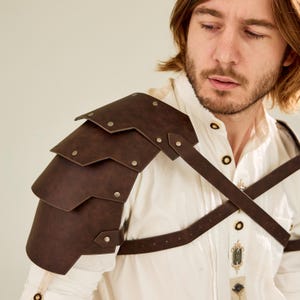 フェイクレザーショルダーアーマー、フェイクレザーポールドロン、コスプレポールドロンアーマー、戦士ショルダーパッド、LARPショルダーアーマー、中世ショルダーアーマー