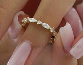 Anillo de boda con moissanita talla marquesa en oro amarillo de 14 quilates