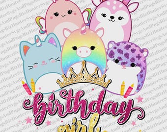 Puede incluir: Un gráfico colorido con cinco personajes de peluche, incluyendo un gato, un ciervo y un unicornio, una corona dorada y el texto "birthday girl" en purpurina rosa y dorada.