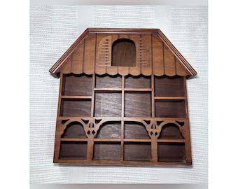 Caja expositora de pared de madera vintage con forma de casa.