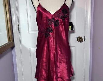 Camisón Halston vintage de satén rojo con bordado floral para mujer (talla mediana)
