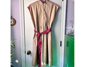 Vestido vintage de los años 80 de Sasson, color caqui, sin mangas, talla 12/13 para mujer, con detalle de rayas rojas.