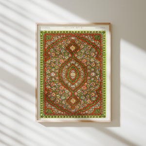 Op de afbeelding: Een ingelijste rechthoekige print met een gedetailleerd botanisch en geometrisch patroon in tinten groen, rood en crème. De tekst "INDIAN N° 5" staat bovenaan in het midden gedrukt. Het kunstwerk zit in een lichtgekleurde houten lijst.