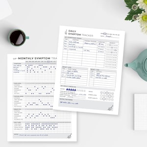 Op de afbeelding: Twee witte vellen papier met een dagelijkse en maandelijkse symptoomtracker met zwarte tekst en blauwe inktnotities. Het dagelijkse formulier bevat secties voor symptomen, triggers, voeding en stemming, terwijl het maandelijkse formulier pijn-, vermoeidheids- en concentratieniveaus bijhoudt.