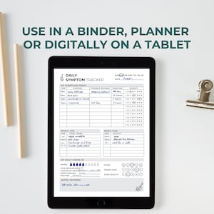 Op de afbeelding: Een zwarte tablet met een dagelijkse symptoomtracker-sjabloon met secties voor symptomen, voeding, activiteiten, waterinname, stemming en stress. De tekst luidt: USE IN A BINDER, PLANNER OR DIGITALLY ON A TABLET. Het formulier bevat handgeschreven notities.