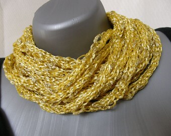 Amarillo oro tejido I-Cord bufanda collar cowl, bufanda del círculo, bufanda del infinito